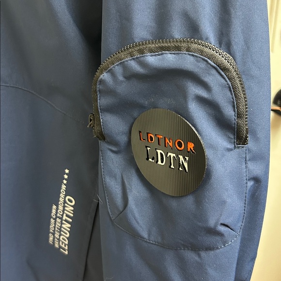 Leduntino Find Your Own Way Windbreaker Hooded Waterproof Jacket Blue
Large, EUC - Picture 10 of 14